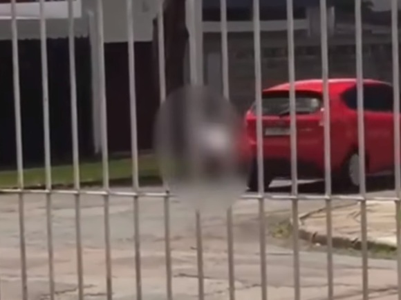 «Держал девушку за волосы, пытался ударить»: жители Архангельска сняли конфликт во дворе дома