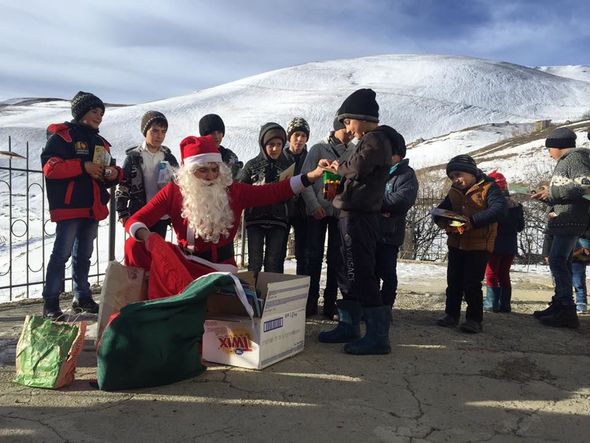 Şaxta baba ucqar dağ kəndlərində yaşayan uşaqları sevindirdi – FOTOLAR