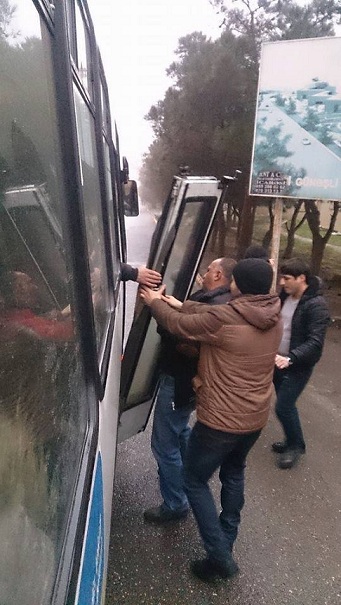 В Баку у автобуса во время движения отвалилась дверь - ФОТО