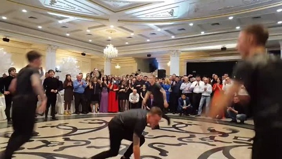 Мужчина умер во время танца на бакинской свадьбе