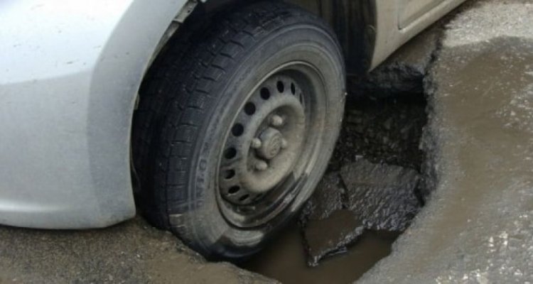 В Баку такси провалился в яму – ФОТО