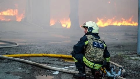 РФ атаковала одну из самых оживленных трасс Харькова: горят машины, есть погибшие и раненые