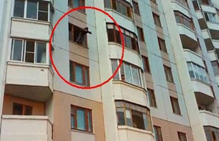 Gənc oğlan binadan yıxılıb öldü